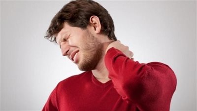 باحثون: طقطقة الرقبة يمكن أيضا أن تشير إلى الإصابة بانزلاق غضروفي
