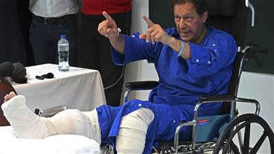  بعد أيام من تعرضه لمحاولة اغتيال.. عمران خان يقرر استئناف مسيرة احتجاجية إلى إسلام آباد