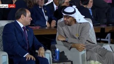 عدسات الكاميرات تلتقط حديث جانبي بين السيسي وبن زايد على هامش كوب 27