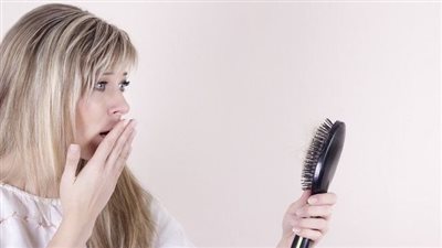 أسباب تساقط الشعر عند الفتيات.. 7 عوامل رئيسية احذريها