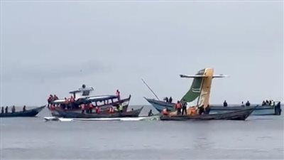 كارثة في بحيرة فيكتوريا.. طائرة تنزانية تتحطم على سطح المياة 