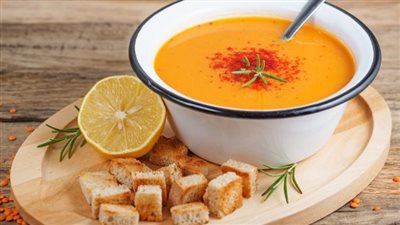 طريقة عمل شوربة العدس مثل المطاعم.. كلمة السر في كريمة الطهي