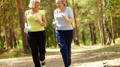 هل المشي مفيد للذبحة الصدرية؟.. مجلة الطب الأمريكية توضح 3 شروط