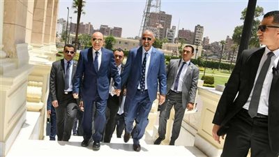 باتخاذ مواقف واضحة.. هل يقلب مجلس القيادة الرئاسي باليمن الطاولة على الحوثي؟