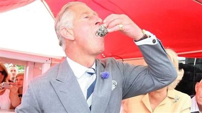 الملك تشارلز الثالث يزور بعض المحلات في موريسونز مقدما بعض النصائح غير المتوقعة (صور)