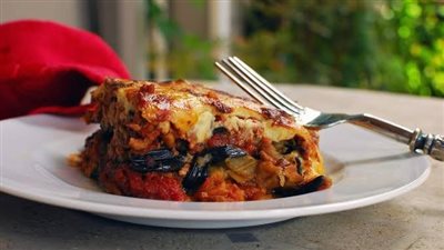 ما هي البهارات التي توضع على المسقعة؟