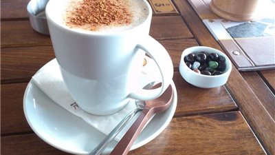 طريقة عمل السحلب مثل الكافيهات.. كلمة السر في المنكهات والكريمة والمكسرات