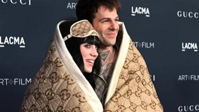 شاهد.. بيلي أيليش وحبيبها جيسي رذرفورد بشكل غريب ومثير على السجادة الحمراء