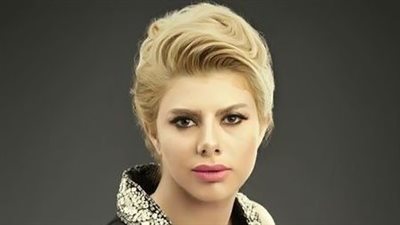 الفرق بينهما 26 عاما.. أميرة فتحي تلفت الأنظار بصورتين نشرتهما على 