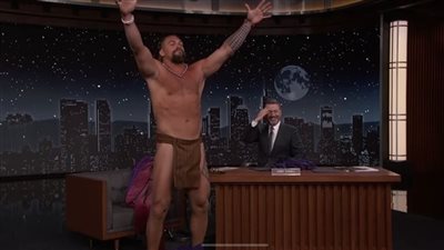  الممثل الأمريكي جيسون موموا يخلع ملابسه على الهواء.. ما القصة؟ (صور)