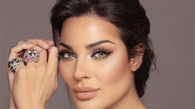  الفنانة اللبنانية نادين نجيم تحتفل بإذاعة أولى حلقات 