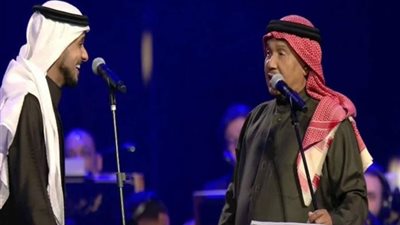  محمد عبده يثير ضجة كبيرة بموقف طريف خلال حفل بموسم الرياض (فيديو)