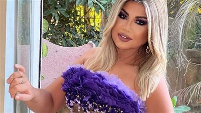  مرتدية فستانًا ذهبي اللون.. 