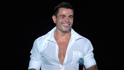  النجم المصري عمرو دياب يثير جدلًا واسعًا خلال الساعات الماضية (صورة)