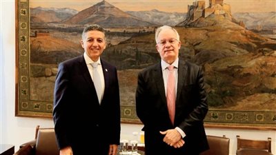 السفير المصري في أثينا يلتقي رئيس البرلمان اليوناني