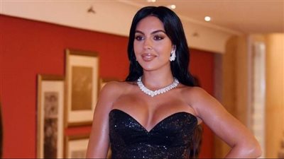 عارضة الأزياء العالمية جورجينا رودريجيز تخطف الأضواء على السجادة الحمراء