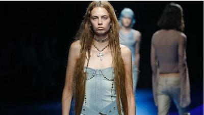 المغنية البريطانية دوا ليبا تستمد إطلالتها الأخيرة من ظهور شهير لـ 