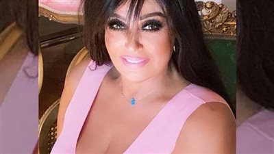  مرتدية وشاح باللون الأسود.. الفنانة المصرية فيفي عبده تتصدر التريند (صورة)