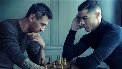 صورة أثارت الجدل.. ميسي ورونالدو يلعبان الشطرنج قبيل كأس العالم بساعات