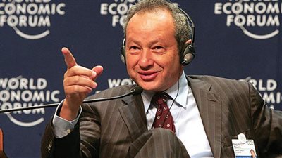  رجل الأعمال المصري نجيب ساويرس ينشر صورة تجمعه بالنجمة إليسا 