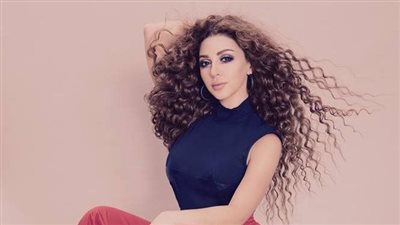 ميريام فارس تشعل حفل منطقة المشجعين في قطر بحضور أساطير كرة القدم (فيديو)