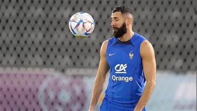 انتهى الحلم.. كريم بنزيما يغادر قطر بعد الإصابة ورد فعل غريب من ديشامب