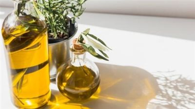 هل زيت الزيتون يساعد على تطويل الشعر؟