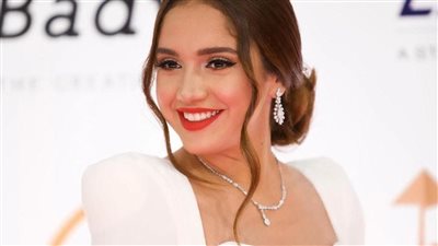 الفنانة رنا رئيس تتصدر التريند بعد نشرها صورة من حفل خطوبتها