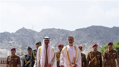 رئيس الإمارات مُهنئًا سلطان عمان باليوم الوطني: تاريخ مشترك وفرحة واحدة