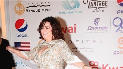 شاهد.. إطلالات النجوم والنجمات على 