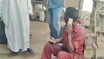  عبر الراديو.. سُوداني يتابع اللحظات الأخيرة من مباراة المنتخب السعودي والارجنتيني بطريقة ُمثيرة (فيديو)