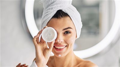 كيفية العناية بالبشرة الدهنية وتفتيحها.. نصائح مهمة لا تفوتك