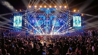 شاهد.. كيف أشعل الفنان المصري عمرو دياب أجواء كأس العالم بحفل فني في 