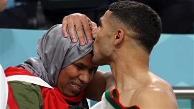 لقطة اليوم.. قبلات أشرف حكيمي تخطف الأضواء بعد مباراة المغرب وبلجيكا (صور)