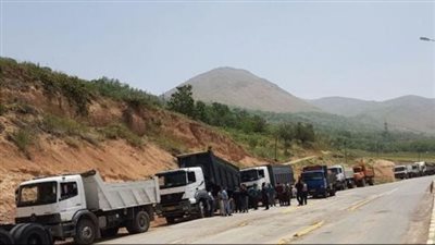 من سائقي الشاحنات إلى عمال المصانع.. الإضرابات تحاصر إيران وتخنق اقتصادها