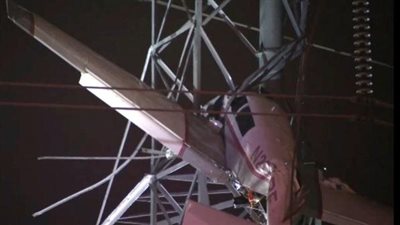 سقوط طائرة صغيرة على خطوط الكهرباء عالية الجهد على بعد نحو 30 ميلا شمالي واشنطن 