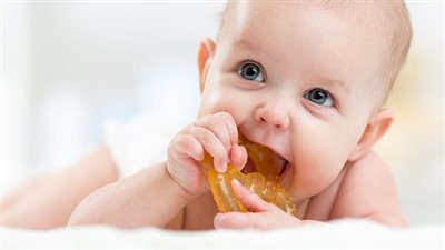 كيف أنظف أسنان طفلي الرضيع؟.. السر في اللثة واللسان