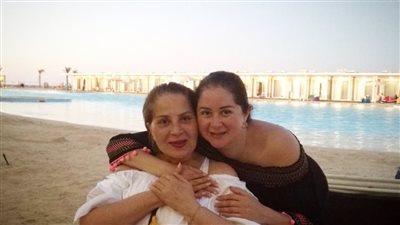  الفنانة المصرية مى نور الشريف تتصدر التريند بعد رسالتها المؤثرة للنجمة بوسي (صورة)