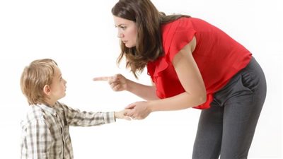 كيفية التعامل مع الطفل العنيد والعصبي في عمر 4 سنوات.. قواعد صارمة