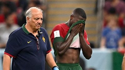 أحد لاعبي منتخب البرتغال يغادر مباراة أوروجواي في كأس العالم 2022 باكيا (صور مؤثرة)