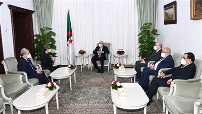 تبون يعقد مباحثات مع رئيسة الوزراء التونسية