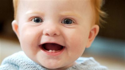 أسنان الأطفال الرضع.. متى تظهر وما هي أعراض التسنين؟