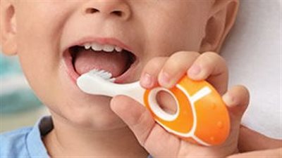خطوات تنظيف أسنان الطفل بعمر سنة ونصف