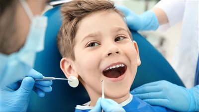 تنظيف الأسنان للأطفال عند الطبيب.. فوائد وأضرار ونصائح