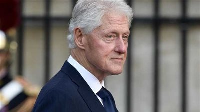 بيل كلينتون يثير القلق بشأن صحته بسبب ضمادة على وجهه فى ظهور نادر له