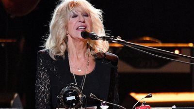 وفاة مؤلفة الأغاني 