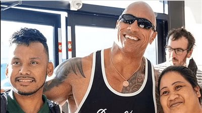  بلفتة إنسانية طريفة.. دواين جونسون يقرر التعويض عن أخطاء الماضي (فيديو)