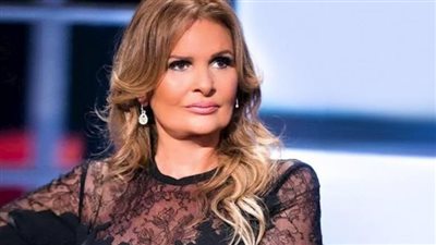 النجمة المصرية يسرا تفاجئ شاروخان في مهرجان 