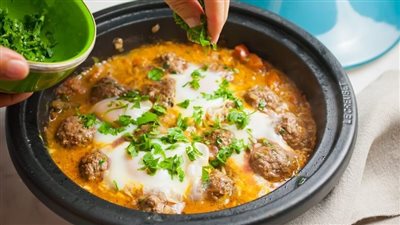 طاجين الكفتة بالبيض.. وصفات سريعة التحضير بقيمة غذائية عالية