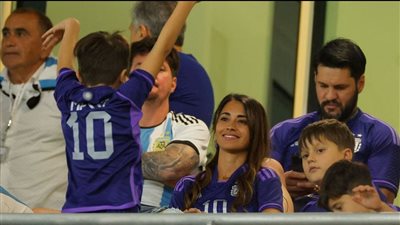زوجة ميسي وأطفاله في المدرجات لدعم الأرجنتين أمام أستراليا (صور)